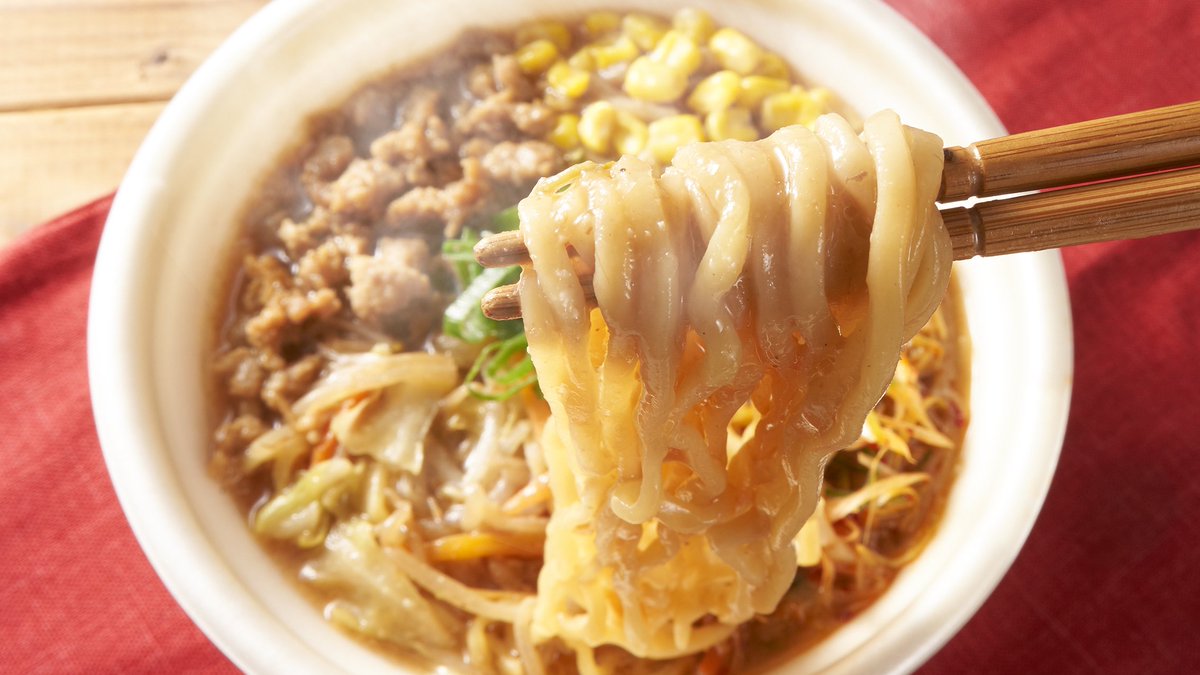 「炊出しWガラスープの濃厚味噌ラーメン」445円(税込480円)
釜で焼き付けた味噌を使用した、風味とコクのある豚と鶏ガラのWスープがキメ手!
コシのある熟成ちぢれ麺とはもちろん、具材との相性も◎
※関東、山梨、長野、東海、近畿、中国(一部除く)、四国で販売中
#セブンの新商品食べてみた