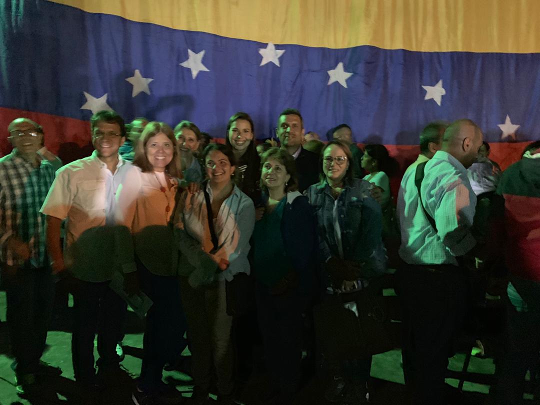 BarutaEsVecinal's tweet photo. El Equipo de Liderazgo Vecinal en el Cabildo Abierto del 16 de Enero en Asolima oyendo las propuestas de @jguaido. Se respira libertad https://t.co/mDaNWkZC6R