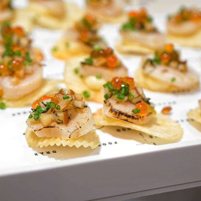 When it's beurre outside but seared scallops makes it more b(🍐)able ❄️
.
Seared Scallop &amp; Pear (Hokkaido scallop, beurre blanc, pear, mint, trout roe and garlic chive) on potato chips
.
<a href="/thedrake/">Brian Drake 🇺🇦</a> @drakecateringto @bestoftorontonet #blogto #torontofoo… bit.ly/2Ctilij