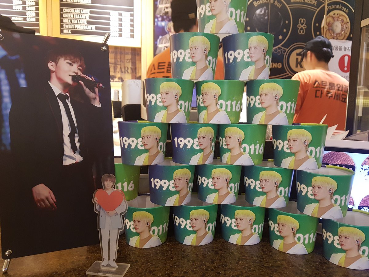 svt_0526_JS's tweet photo. 어제 갔는데 입구부터가 승관이 ㅠㅠㅠ 최대한 사람이 없을때 찍었는데 다른 쪽은 계속 사람이 계시는 바람에 찍지는 못했지만 포카랑 도무송도 너무 이쁘고 컵홀더 이벤트 해주셔서 감사합니다!!
#인생은_승관의_연속이다 https://t.co/8wqSFfGJxs
