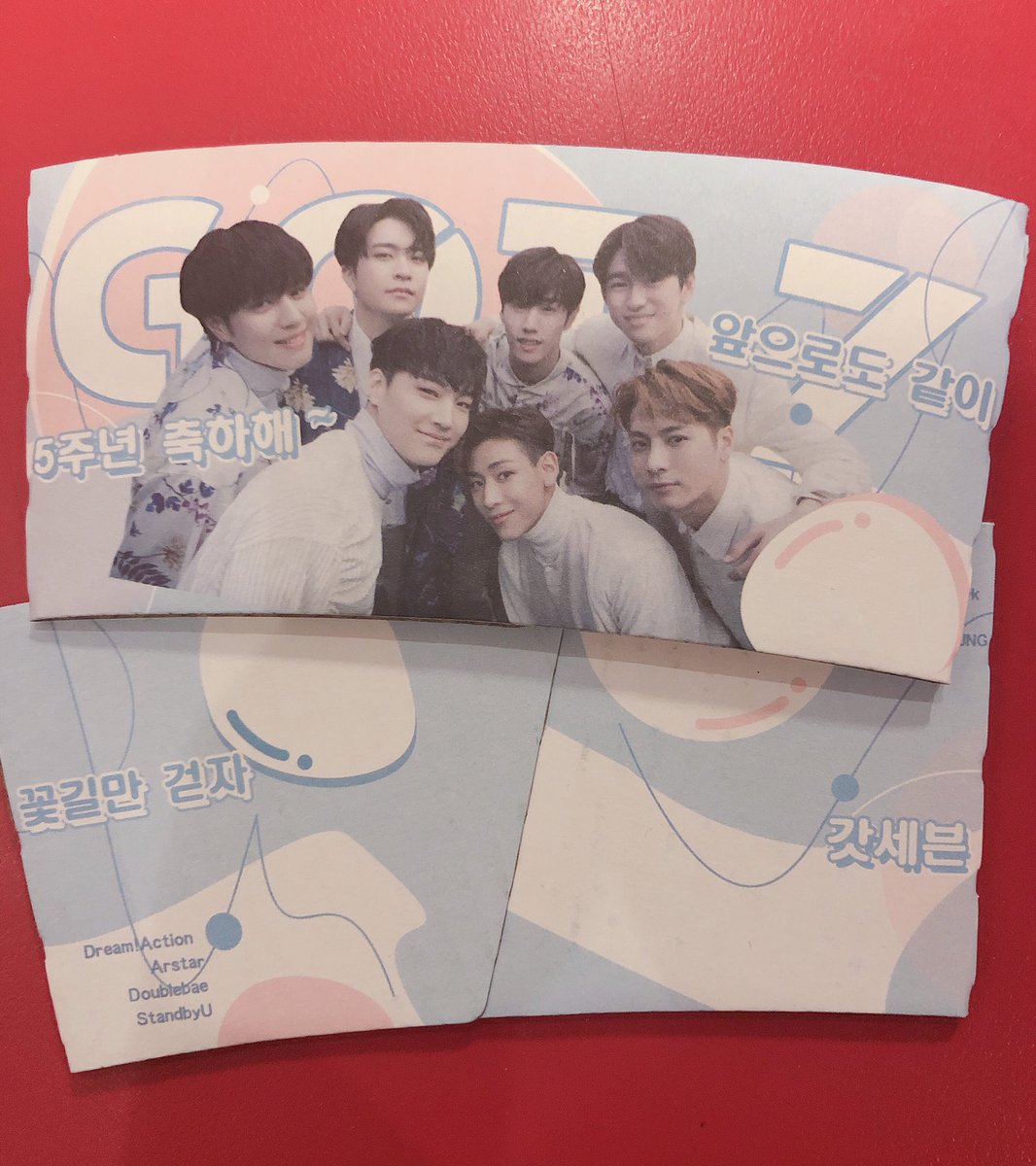 Thanks to <a href="/DEFiniteSOUL106/">DEFiniteSOUL</a>
<a href="/crushonmark0904/">CrushOnMark☄️</a> 
<a href="/HUANforwje/">Gate小画家（83返佣）</a> 
<a href="/4everYOUNG_jy/">Forever YOUNG</a> 
<a href="/DreamAction0922/">Dream!Action</a> 
@ARSTAR_CYJ 
<a href="/doublebae_0502/">DoubleBae💓</a> 
<a href="/standbyU_97/">STANDBYU</a> for this wonderful cup sleeve!̊̈ You can now come to Music Plaza to get one and celebrate Got7’s 5th anniversary 😉💕