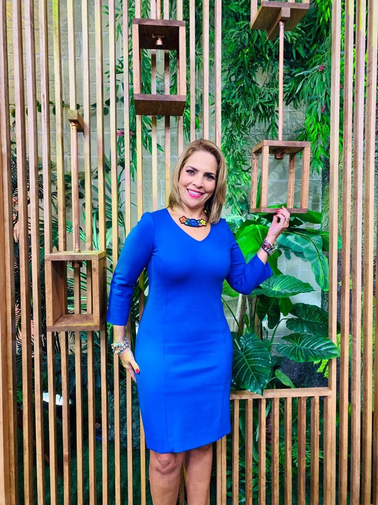 Este miércoles en @saleelsoltv con un vestido azul que me encantó... gracias @Grupo_JULIO !