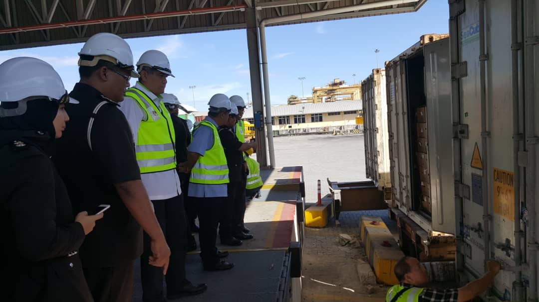 msallehhuddin's tweet photo. Sekitar Sesi Ramah Mesra dan Lawatan ke MAQIS di Pulau Pinang bersama TKSU (P) MOA serta Ketua Pengarah DOA dan MAQIS. MAQIS perlu menambahbaik peraturan dan SOP sedia ada serta lebih memberi penekanan kepada ease of doing business dalam sistem penyampaian. #maqis #MOA https://t.co/hCJMSDGTxQ
