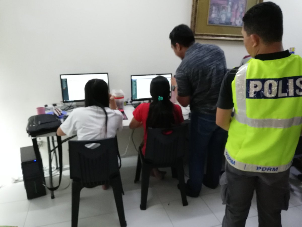 AdibNewsMPB's tweet photo. Kuching: Sejumlah 13 individu ditahan berhubung kes judi atas talian dalam sebuah serbuan di sebuah rumah dipercayai pusat operasi sendiket di kawasan perumahan One Residency Garden &amp; Courtyard Villa, Batu Kawa pagi tadi. @NewsMPB https://t.co/Lzp2Bedw9v