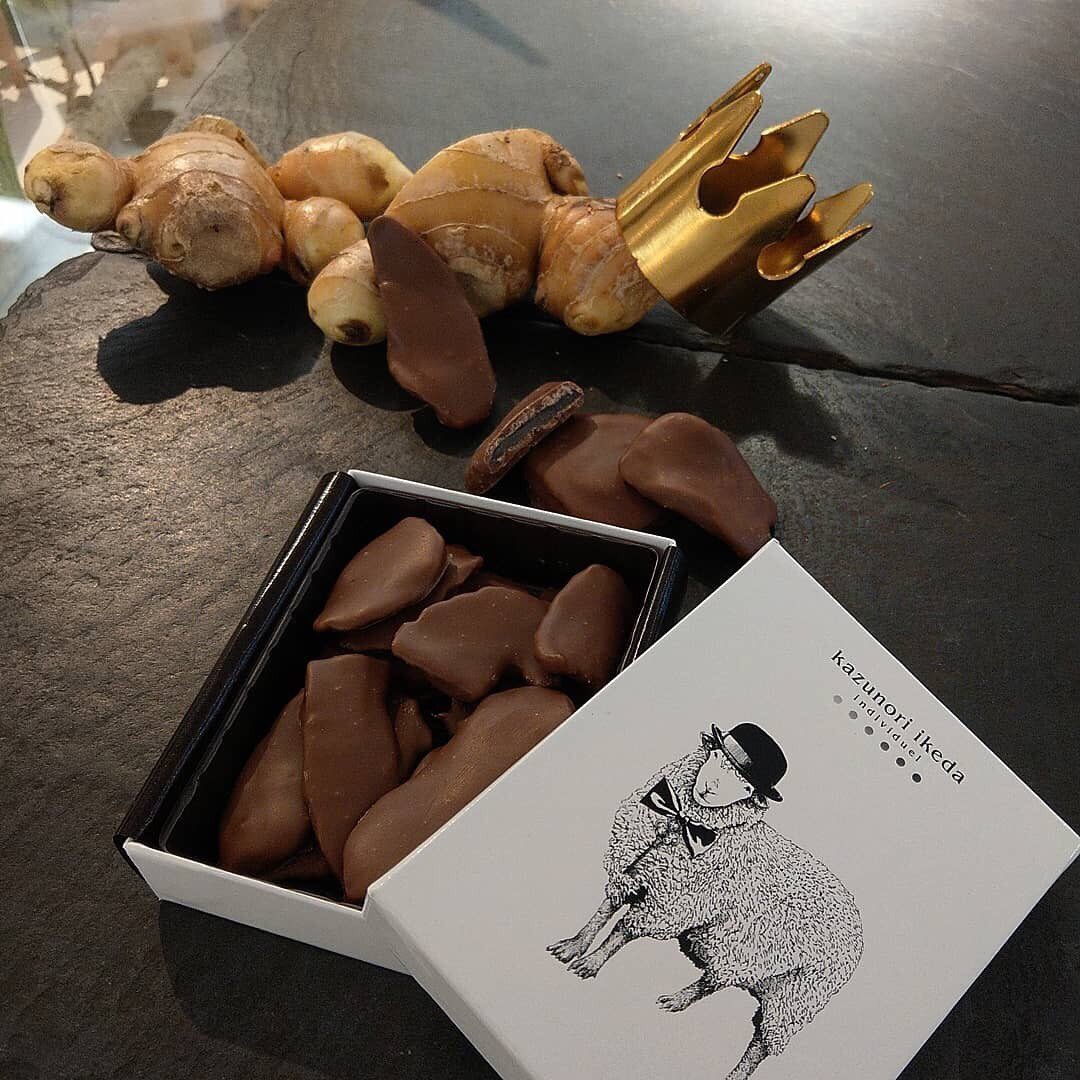 おしゃれなパッケージに入ったスイーツ