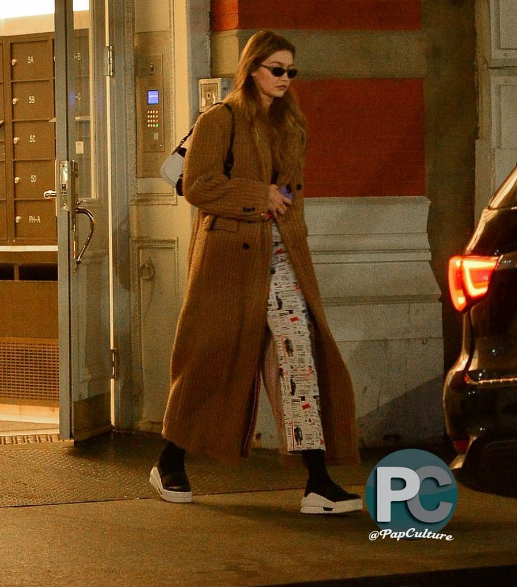 GigiHadidBR's tweet photo. Gigi Hadid deixando o apartamento do Zayn em Nova York - 16/01. https://t.co/irwuIsYqDt