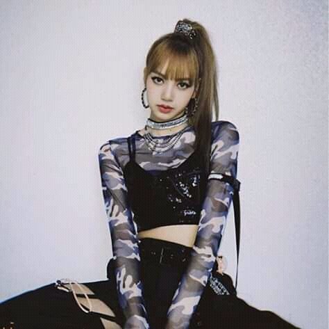 LaTeoriaDe2Lisa's tweet image. Militar #2Lisa