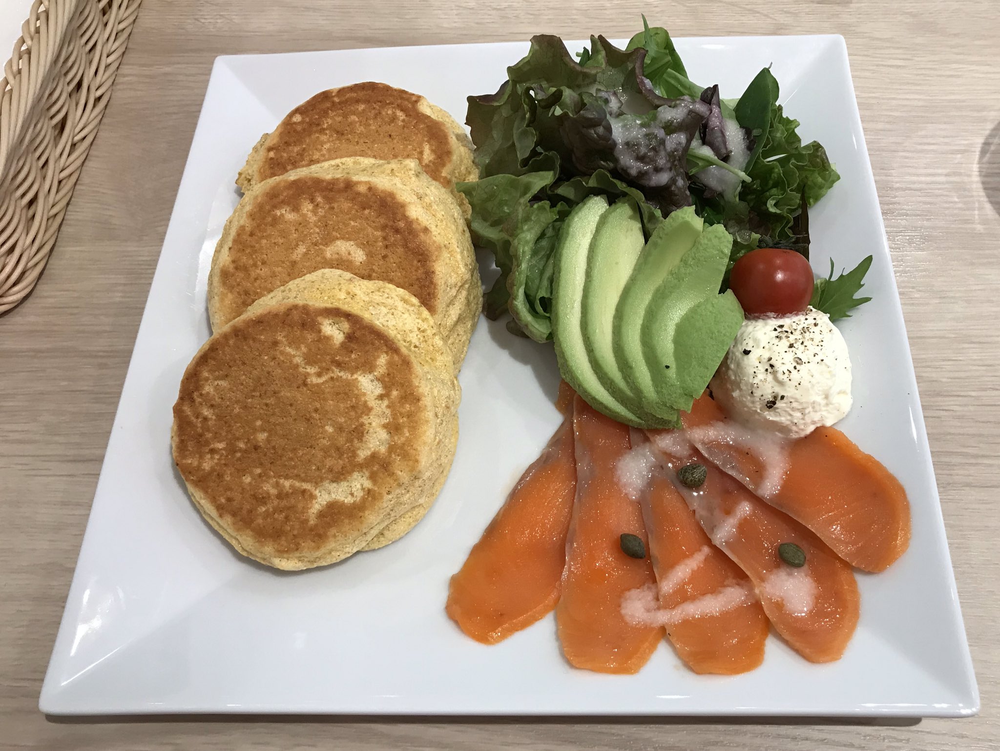 吟 幸せのパンケーキでランチ サーモンとアボカドがあう 美味しー パンケーキもしっとりとふわっとしてる 札幌幸せのパンケーキ サーモンとアボカドのパンケーキ T Co Ws1n6iwzlz Twitter