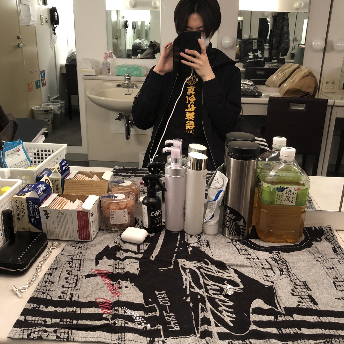 鏡の前で洋服を合わせる笑顔の20代女性 10626003589 の写真素材 イラスト素材 アマナイメージズ