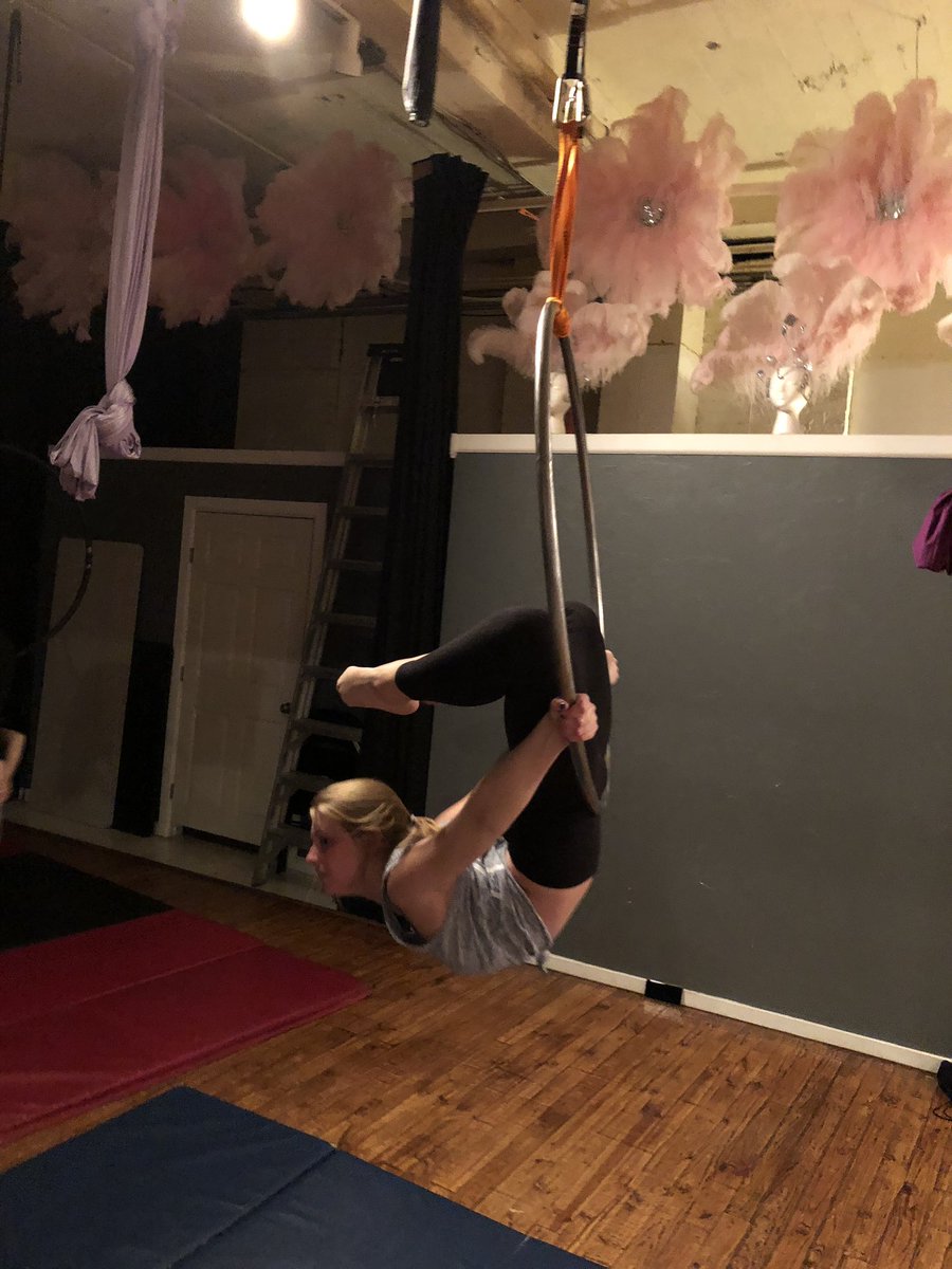 okaype's tweet photo. my lungs suck more than usual, but that hasn’t stopped me from doing weird bendy stuff on Lyra 🤷🏼‍♀️ https://t.co/RXzCBQHpdC