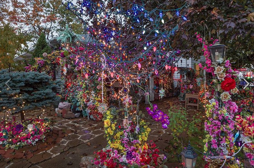 FlowerHouseRes's tweet image. Asian cultures are masters at environmental art. Scene from Chris Vo's Flower House. #EnvironmentalArtist
