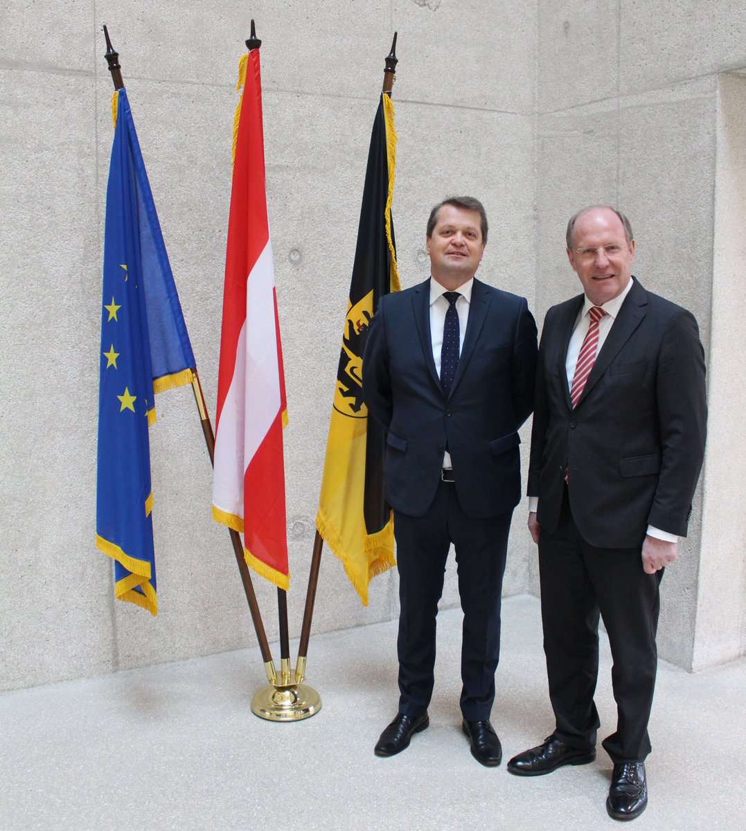 IMbawue's tweet photo. Freundschaften gilt es zu pflegen: Staatssekretär #Klenk MdL und der Österreichische Generalkonsul Josef #Saiger trafen sich heute zum bilateralen Austausch im @IMbawue. Wir freuen uns über die gute Beziehung zu unserem Nachbarn #Österreich. https://t.co/pxNUUuGSoF