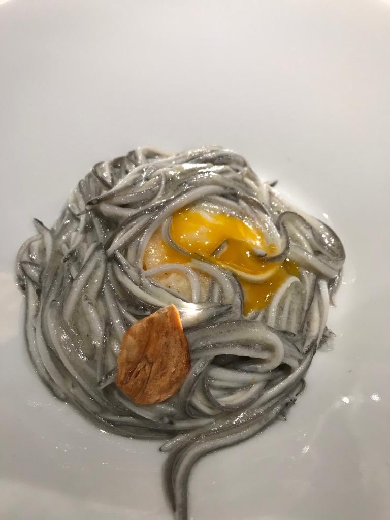 Cuando a <a href="/rstmembibre/">restaurante membibre</a> se le encarga un menú fuera de pista con toda la libertad para hacer, el resultado va más allá de las expectativas, y con la complicación añadida de ser una mesa de doce. Ni puntos ni temperaturas sufrieron lo más mínimo. Angulas pilpil con huevo de pollita.
