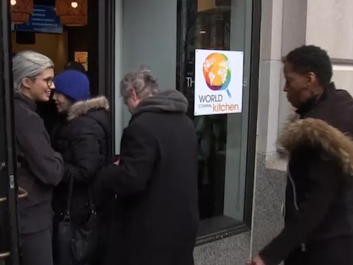 La batalla solidaria del chef José Andrés contra Donald Trump: reparte comida a funcionarios federales de EEUU a pocos pasos del Capitolio.