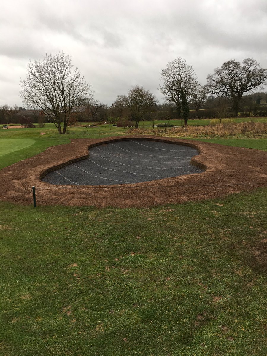 Mossco_a's tweet image. New Bunkers on our 7th green prepped &amp;amp; ready for turf. Great job by the lads #polylastbunker @TheHenleyGreens @Aitkens_turf