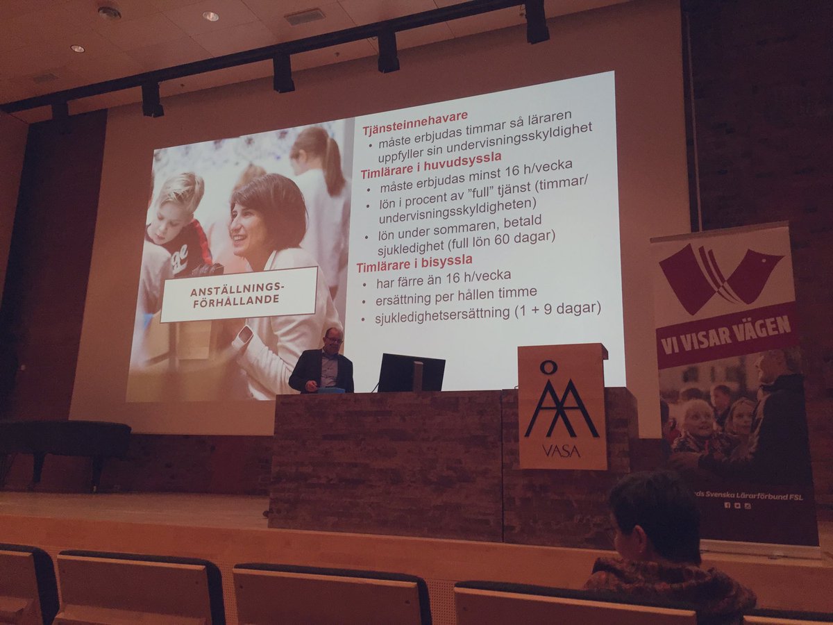 FSLararstud's tweet photo. @HolmlundChriste håller just nu föreläsning i Akademisalen för lärarstuderanden om anställningsförhållanden, löner och mer om det framtida yrket! #lärarstuderande @FSLararforbund https://t.co/JW07rYg14e