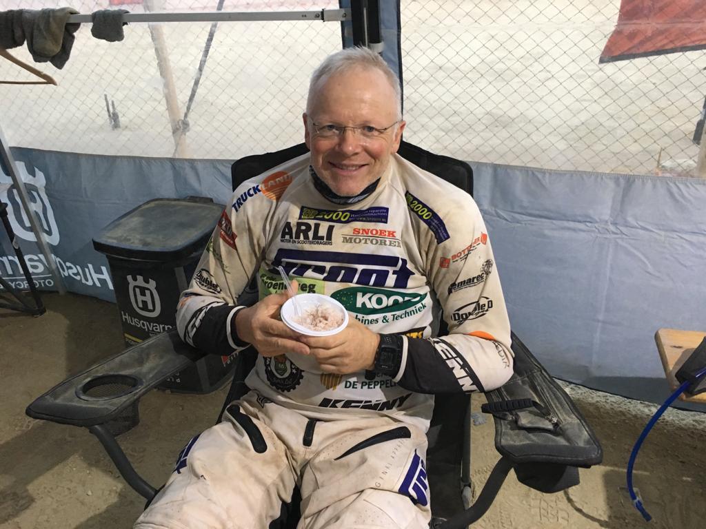 HusqvarnaHT's tweet photo. Martien is about to start his last stage, Mirjam is also ready to go #dakar2019 https://t.co/huUMDeFW5o