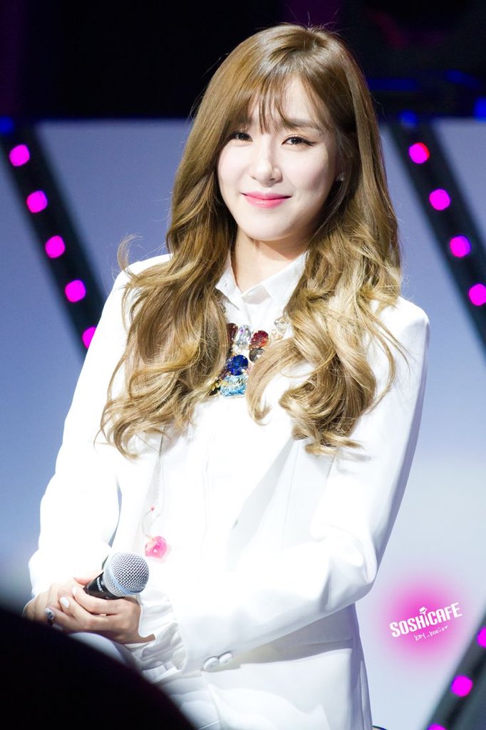 SoneSupport_'s tweet image. [GIVEAWAY EVENT]

RT: THREE THOUSAND 
Replies: THREE THOUSAND FIVE HUNDRED

Reply here the hashtags and HWANG ATTACK keyword and you will be included in this giveaway! 

LIMITED merch. Will reveal it soon! RT and RT. 

#TiffanyYoung #BestSoloBreakOut #iHeartAwards @tiffanyyoung