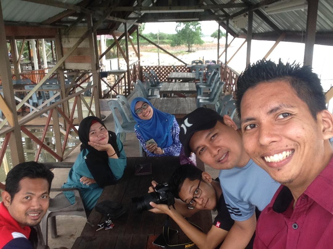 su_elya's tweet image. Terima kasih Encik2 dan akak2... Sedih sangat nak tinggalkan tempat ni.. Rase sebati dahhh.. Insya Allah ade jodoh kite jumpa lagi... 
#FSKTMUTHM
#PusatData