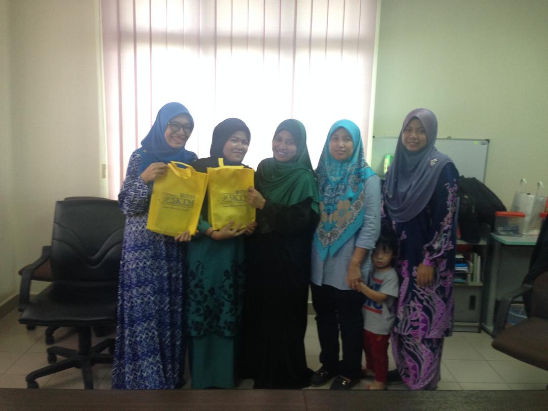 su_elya's tweet image. Terima kasih Encik2 dan akak2... Sedih sangat nak tinggalkan tempat ni.. Rase sebati dahhh.. Insya Allah ade jodoh kite jumpa lagi... 
#FSKTMUTHM
#PusatData