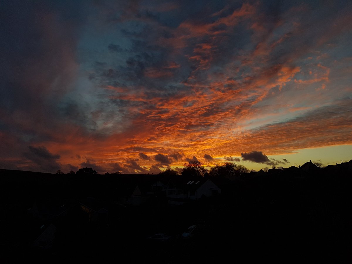 HamsAgent's tweet photo. Natural or Darkened photos, either way last night's sunset was stunning! #SouthDevon #SouthHams #SunSets https://t.co/HLN3YZrCs0