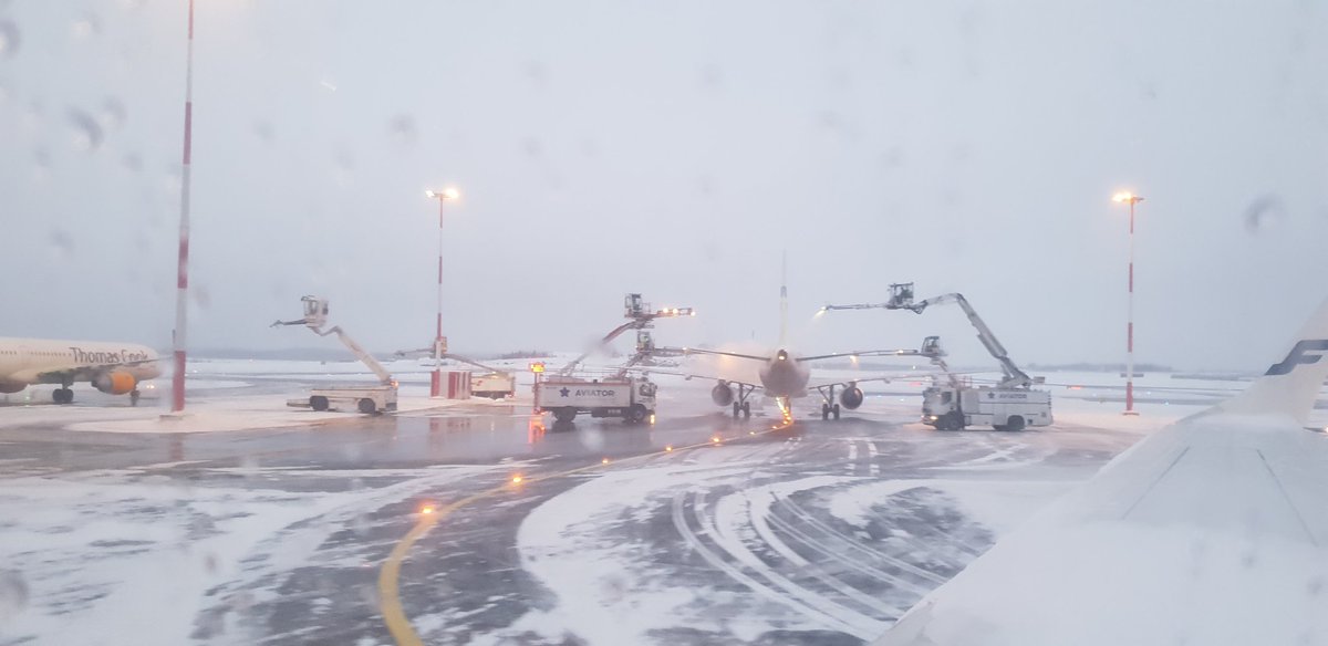 RT @aronkyto: #Finland #Helsinki #airport aeroplane having a shover before take off. Airport working safely even after and during a snowstorm; BTW the only one in the world!
