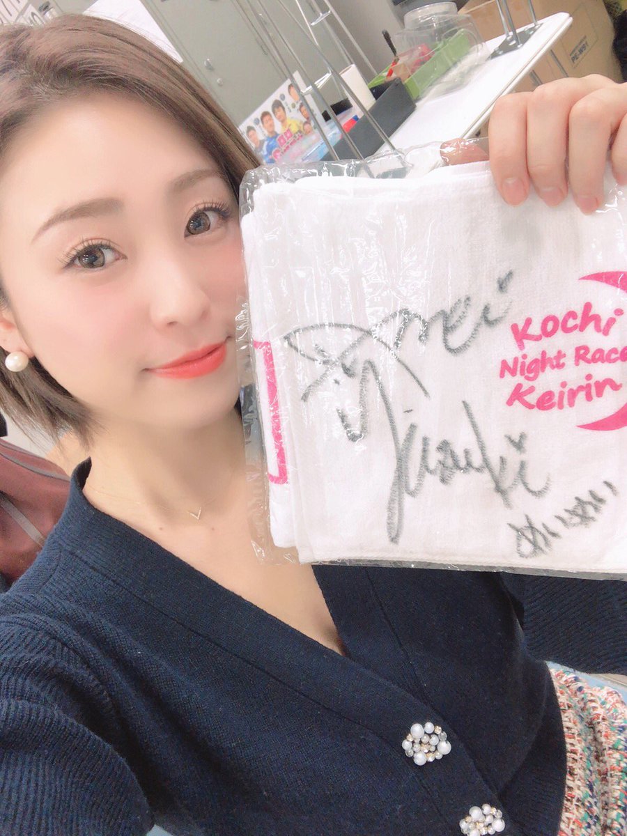 2回目の予想トークショーの最後に
サイン入りタオルのプレゼントをさせていただきました😌
このあと最終レースです💐
皆さん頑張れ(>_<)!!
無事ゴールしますように!!!