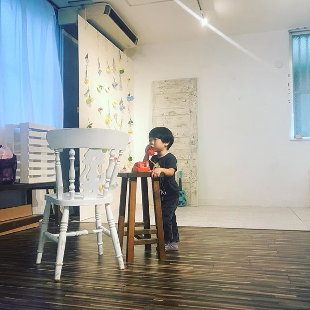 kurando896's tweet photo. 息子がアナログ電話で、誰かと話しとる。
こいつなら、ちゃんと公衆電話も使えそうだ。
#息子 #電話 #レトロ https://t.co/j6OIhv6Q1E https://t.co/ERuObxQCeu