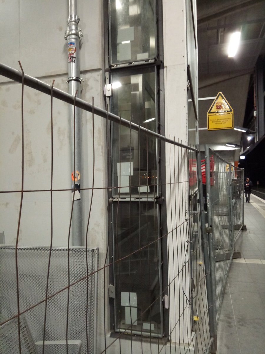 P1Madsen's tweet image. S-Bhf Warschauer Str. Da ist noch Platz für einen großen Fahrstuhl. Riesiger Fahrstuhl Schacht, aber Mini Aufzug... 😡 @VBB_BerlinBB habt ihr das etwa bestellt!? #DBstation die cm fehlen später!
