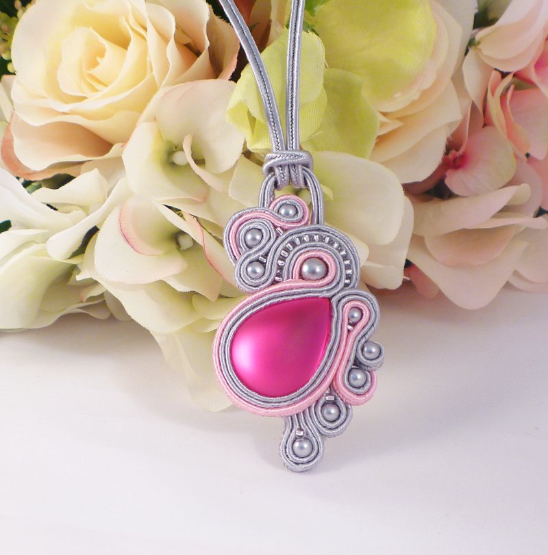 Hot pink pendant #ooak #uniquejewellery #handmadejewellery #RTmeBB #earlybiz etsy.com/uk/listing/526… #PrettyInPink