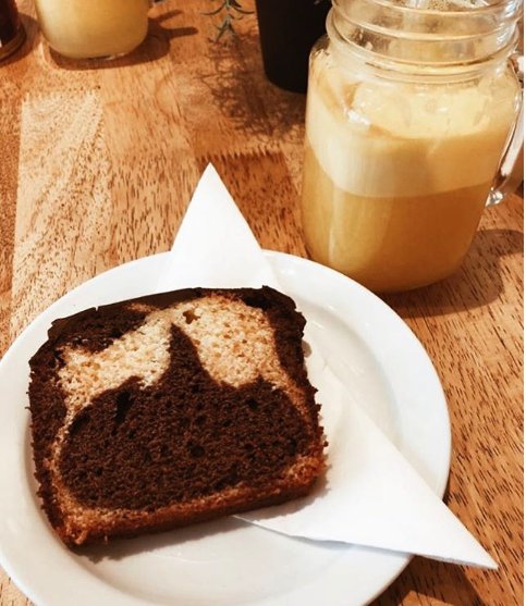 Going back to our roots with this breakfast 😍
Orange juice and vanilla and chocolate cake.
📸 Bb_foodlover