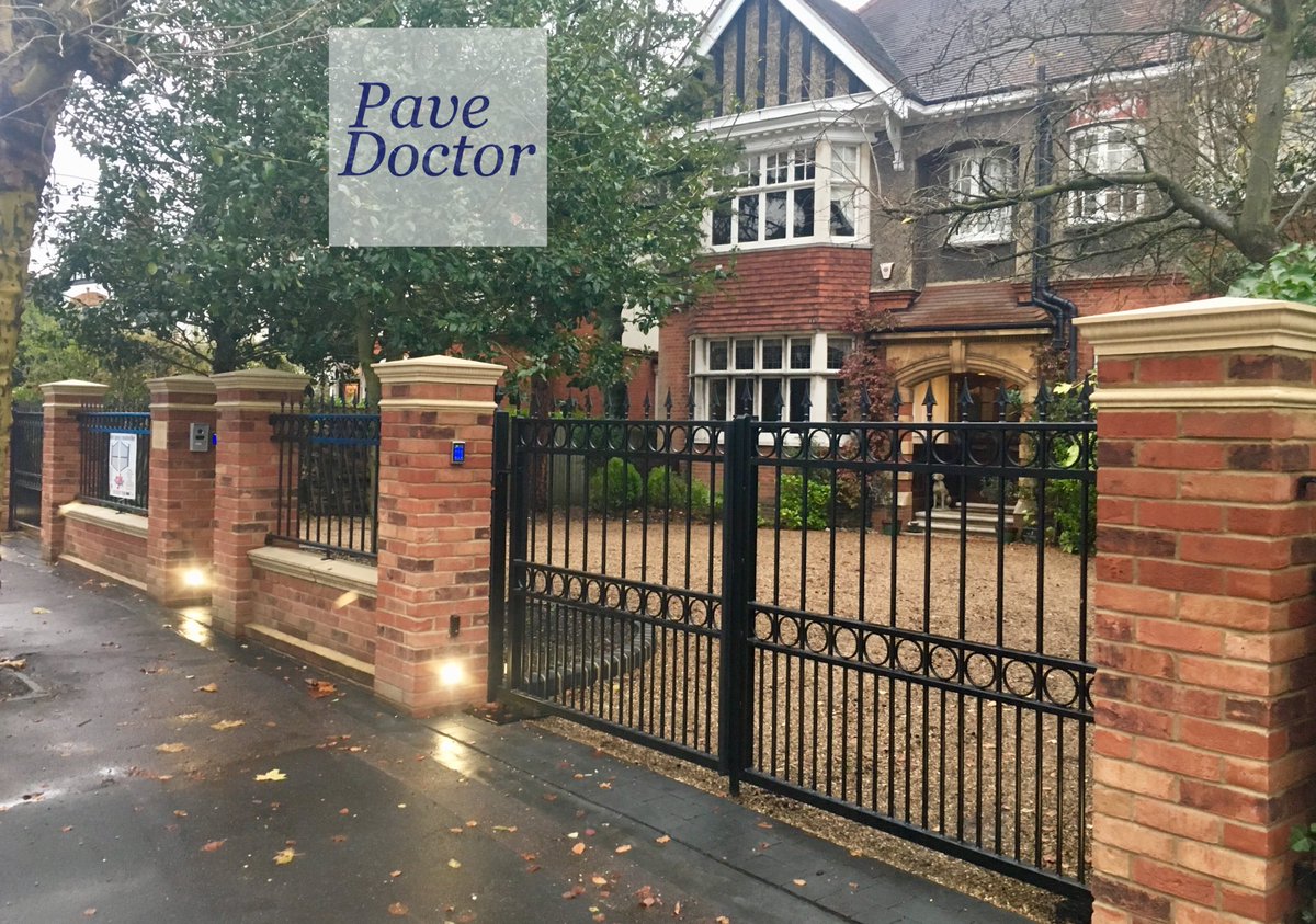 PaveDoctor's tweet photo. Cleaned and topped up the existing gravel driveway. New walls, railings and entrance gates.
Finished off with a personalised name plaque, cranfield pier caps &amp; coping stones

#driveway
#wall
#PaveDoctor
#london https://t.co/l7F7DZmUwL