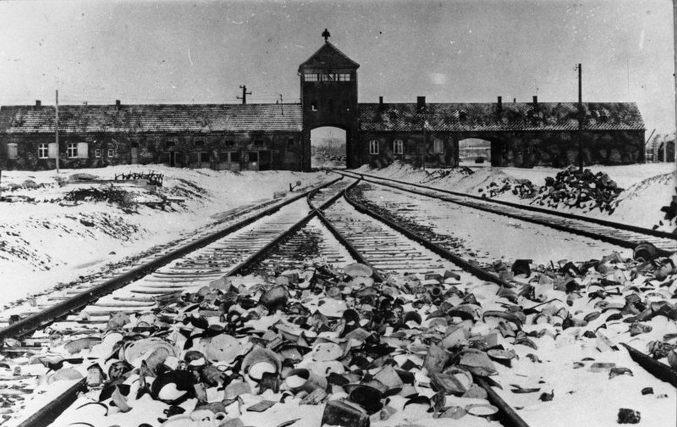 #OTD in 1945, the Germans began the evacuation of the #Auschwitz camp and its subcamps. From 17 to 21 January they led out approx. 56,000 prisoners in #DeathMarches. Along the way, at least 9,000 lost their lives. #GermanCamps #GermanCrimes