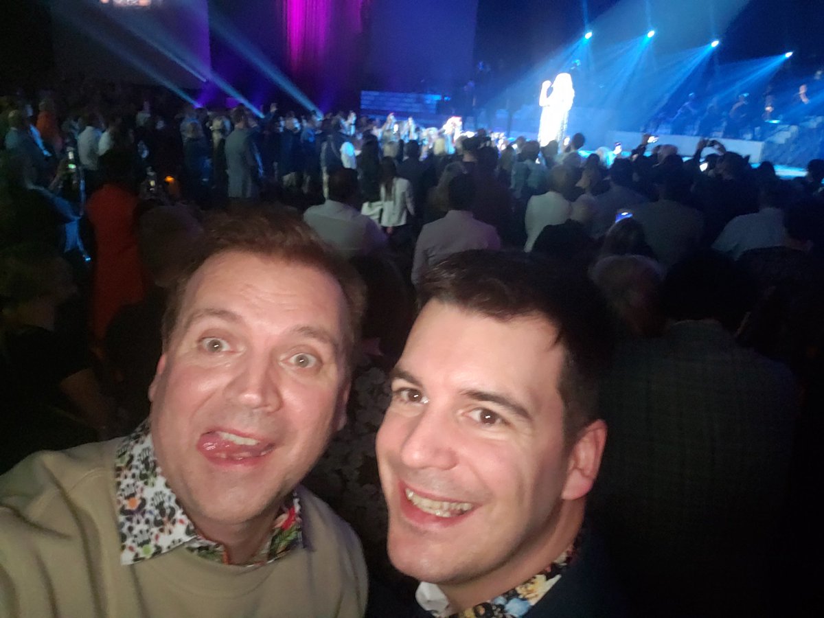 feuxgaite's tweet photo. @celinedion Comment te remercier pour ce concert, mais aussi pour ce regard qui m'a pratiquement envoyé dans les pommes et que mon #JustMarried @jpr768 a rattrapé. #LasVegas #happybirthdayRené who was watching the show from a very very #VIP section with my mother Suzanne https://t.co/5Uu5kW9KLN
