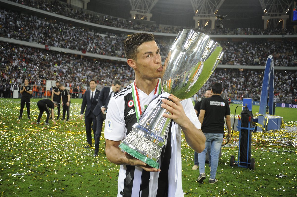 🏆👏
@Cristiano Ronaldo alza al cielo il primo trofeo con la @juventusfc ⚪️⚫️
🤔 Vincerà la #UCL 2018/19 con i Bianconeri ❓