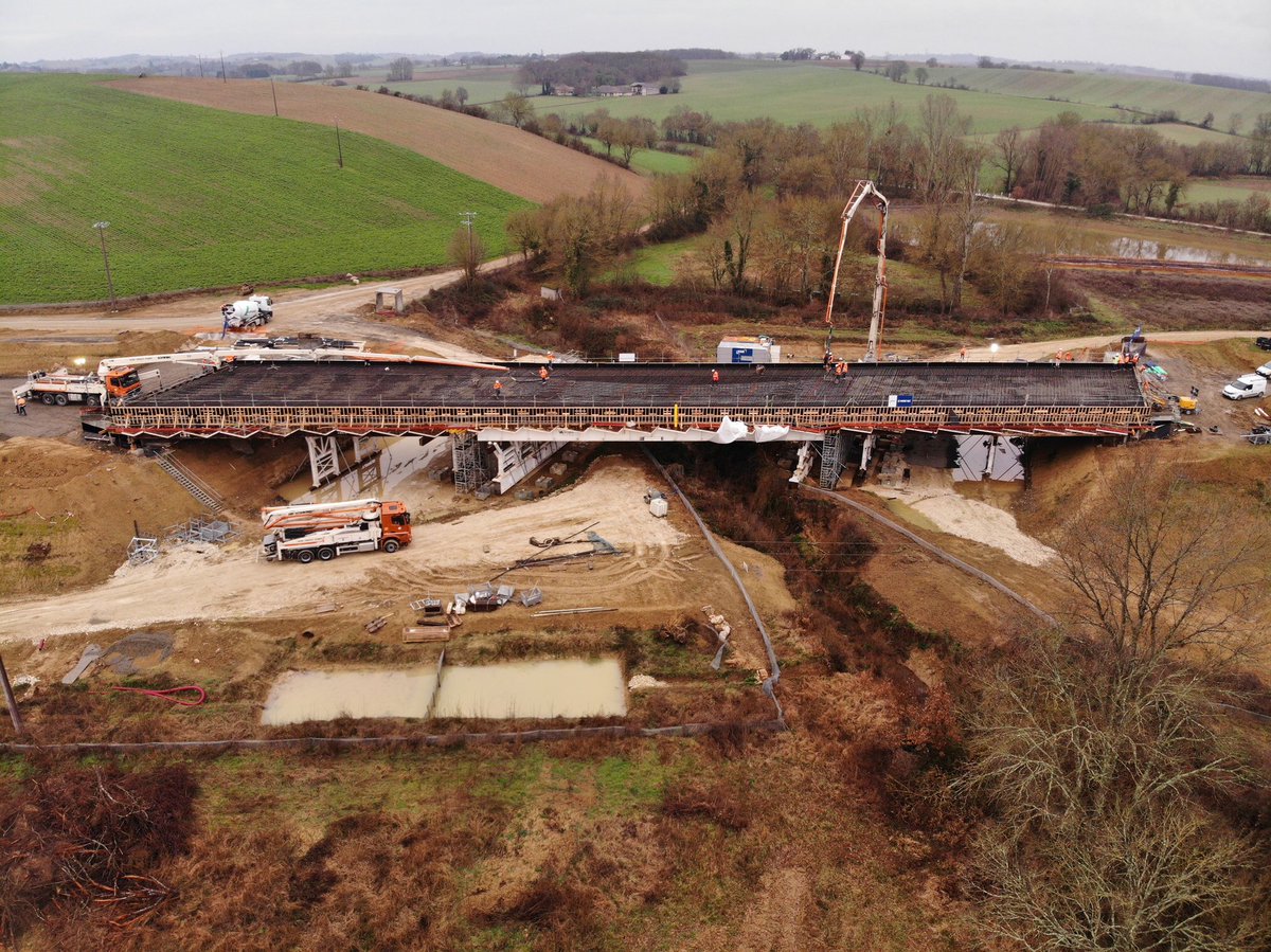 DavidNgegc's tweet photo. 900m3 de béton en cours de coulage à Gimont par les équipes du @groupe_NGE. https://t.co/IuWKK4fL3i