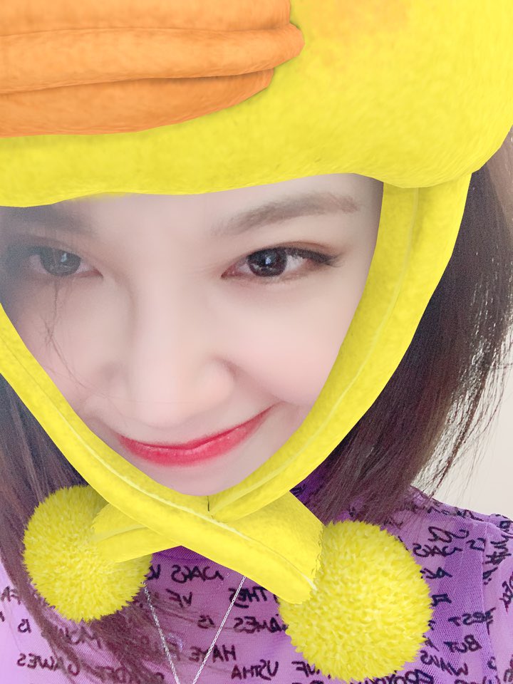 Apink_2011's tweet photo. [#에이핑크] 오늘의 방송 알림 요정으로 등장한 병아리 믕🐥💕 잠시 후 6시! Mnet #엠카운트다운 에서 우리핑크와 벅차오를만큼 행복해줄래? %%(응응)!

#Apink #응응 https://t.co/RZu6TT7nXx