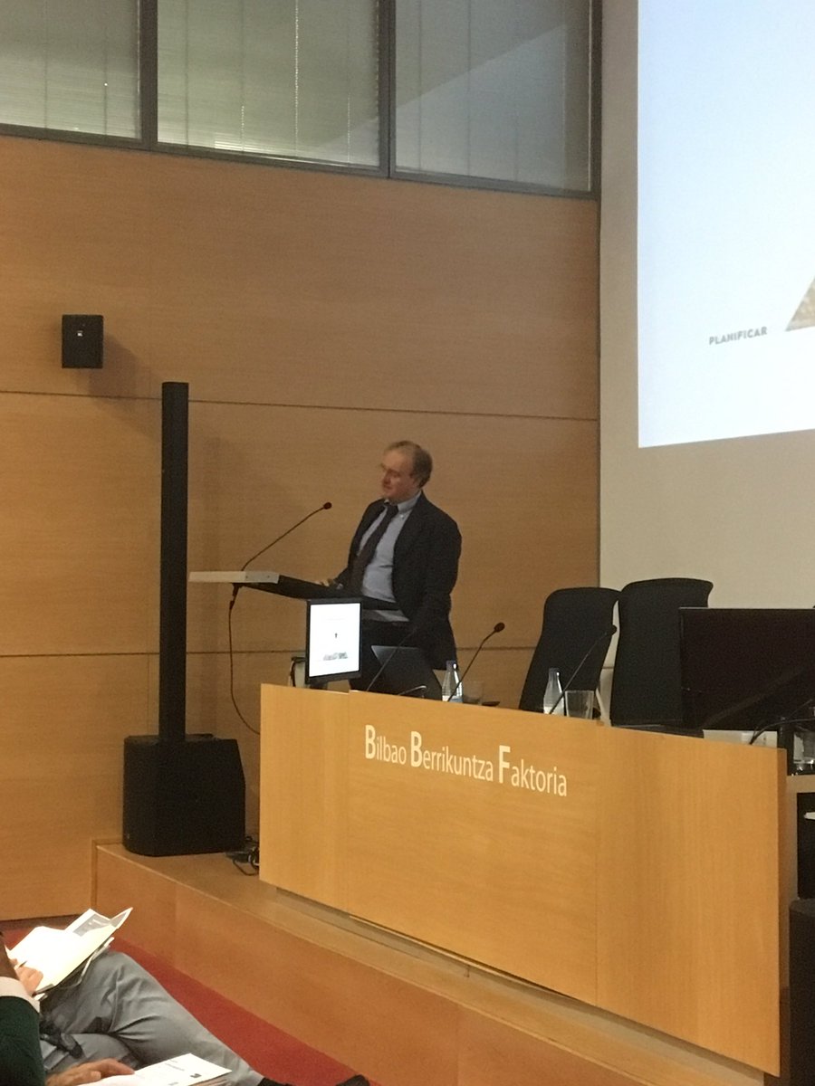 NereaSanchezU's tweet photo. “La innovacion no está en la tecnología, está en la mirada. Observando aprenderemos de los clientes, no preguntándoles.” @XavierMarcet @lbeloki #XabierOchandiano #descubriendoLasClavesDelNuevoManagement @BBFaktoria @bilbao_udala https://t.co/afkZX1zDao