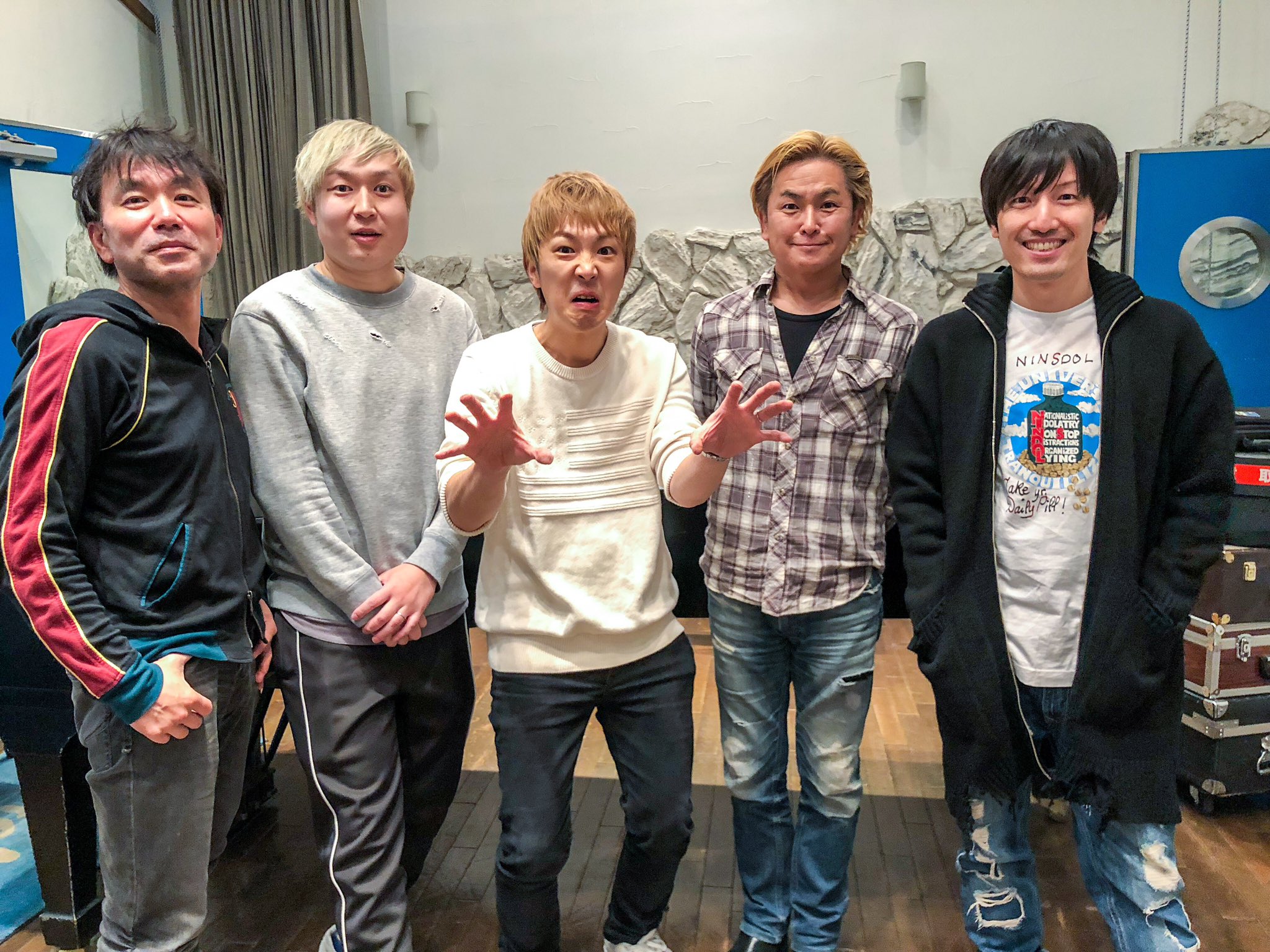 澤野弘之 Nzk 今週も進撃season3音楽の作業をしていました そして 本日はまた別プログラムのレコーディングになります ベースは田辺さん ギターは飯室さん ドラムは髭白くんです T Co Rehwvfrpj7 Twitter