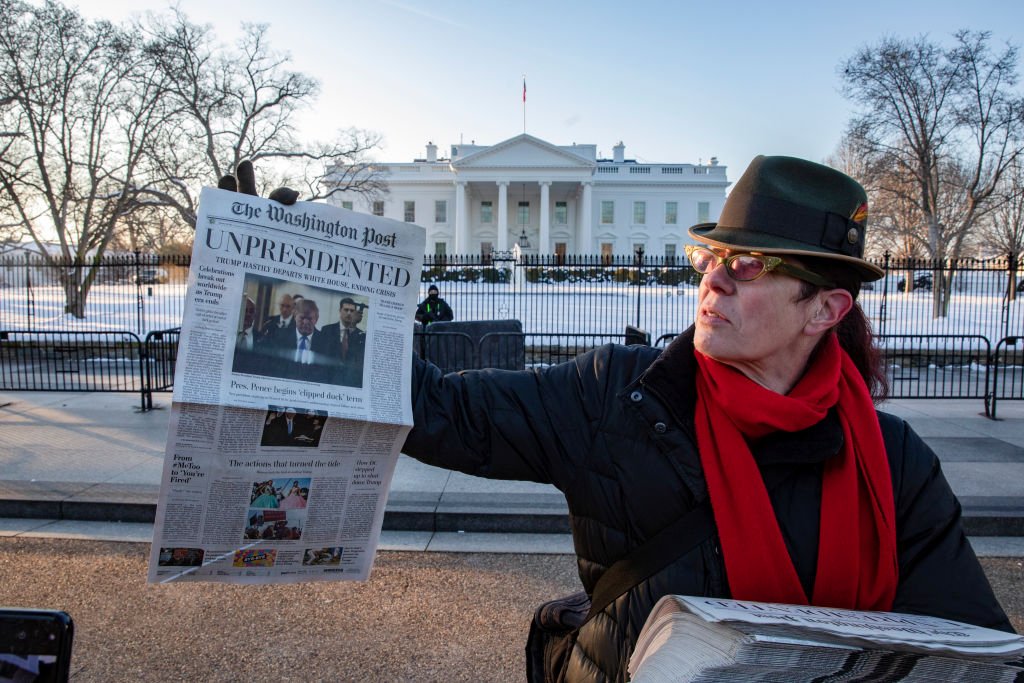 RaiNews's tweet photo. "#Trump si dimette": ma è solo un'edizione cartacea fasulla e costruita ad arte del #WashingtonPost →  https://t.co/MJatSgJClV https://t.co/xP9qmnUayR