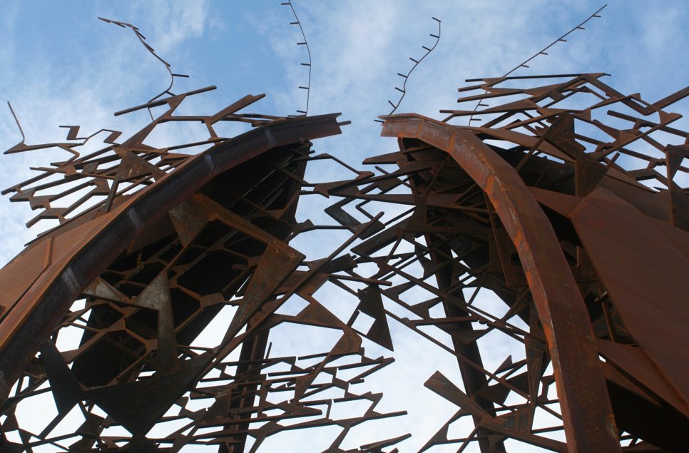 VINCIConstrucFR's tweet photo. #JeudiPhoto Le chantier de la #TourTrinity valorise ses déchets & offre une 2nde vie aux matériaux♻️Des poteaux & âmes de poutres ont ainsi été transformés en œuvres d’art par l'artiste portugais Miguel Neves Oliveira 📸Photo d’une de ses sculptures #EconomieCirculaire #Recyclage https://t.co/ewBfpfLFOn