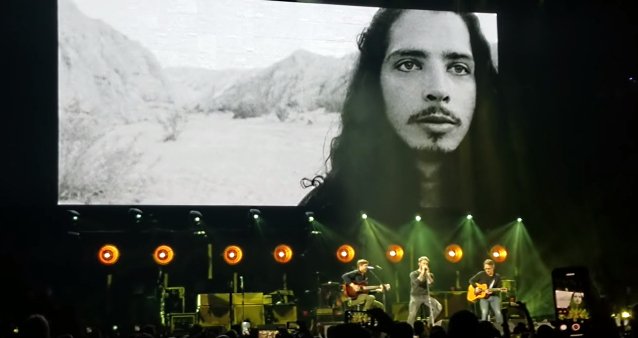 BLABBERMOUTHNET's tweet image. Watch METALLICA, FOO FIGHTERS, MILEY CYRUS, ADAM LEVINE Pay Tribute To CHRIS CORNELL At 'I Am The Highway' Concert blabbermouth.net/news/watch-met…