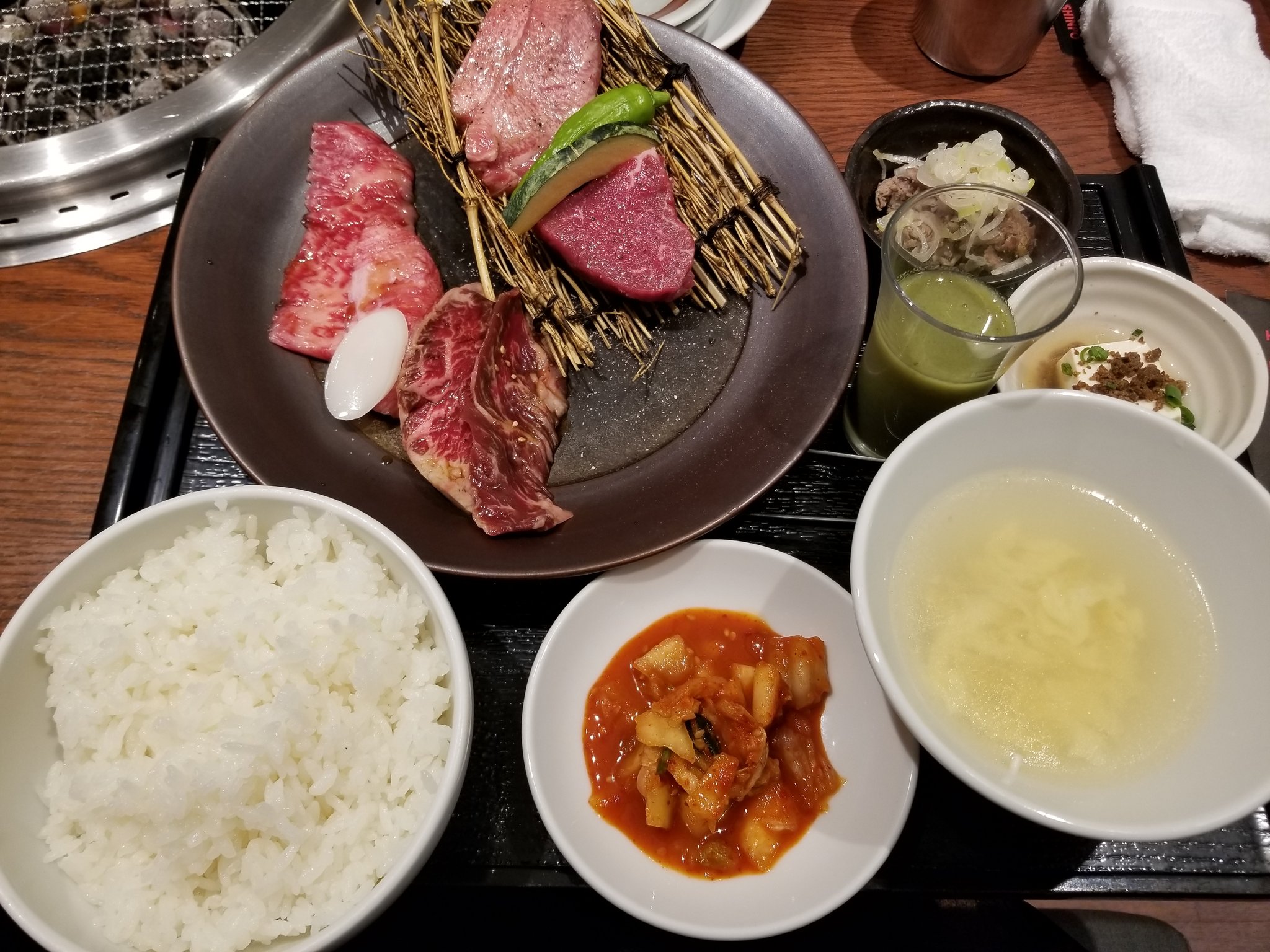 わるぺこ スロマガ この前食べた焼肉ランチが 美味しすぎて見返していたら お腹空いてきたわるぺこです 今日は夜ご飯 何食べようかな 焼肉ダイエット 網焼きで油が落ちるからカロリー０ 健康スムージーでカロリー０ 黒い前掛けオシャレ うっすら