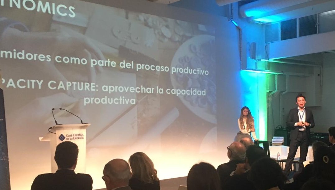 Enerclub's tweet photo. #consumidores19 Carmen Velasco y Francisco Javier Conde @everis presentan las novedades del informe “ Estudio tendencias del consumidor energético” que identifica como tendencia ganadora en España “Helpful” a la que las compañias estan respondiendo facilitando la vida al cliente. https://t.co/nVVTG355mF