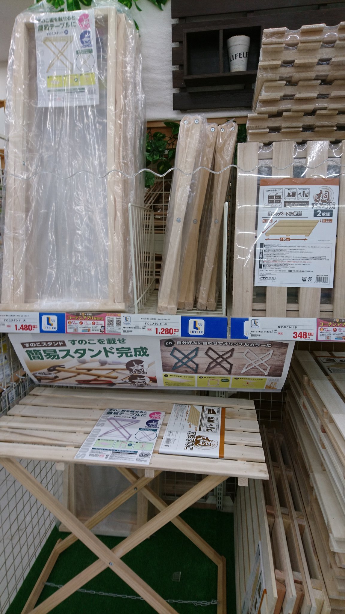 ムーラン 孫キャン スノコスタンド小とスノコと炭スコップを買ってきました キャンプ場でよく見るコーナンラックも様々な種類が売ってましたよ T Co Kfisqza4d5 Twitter