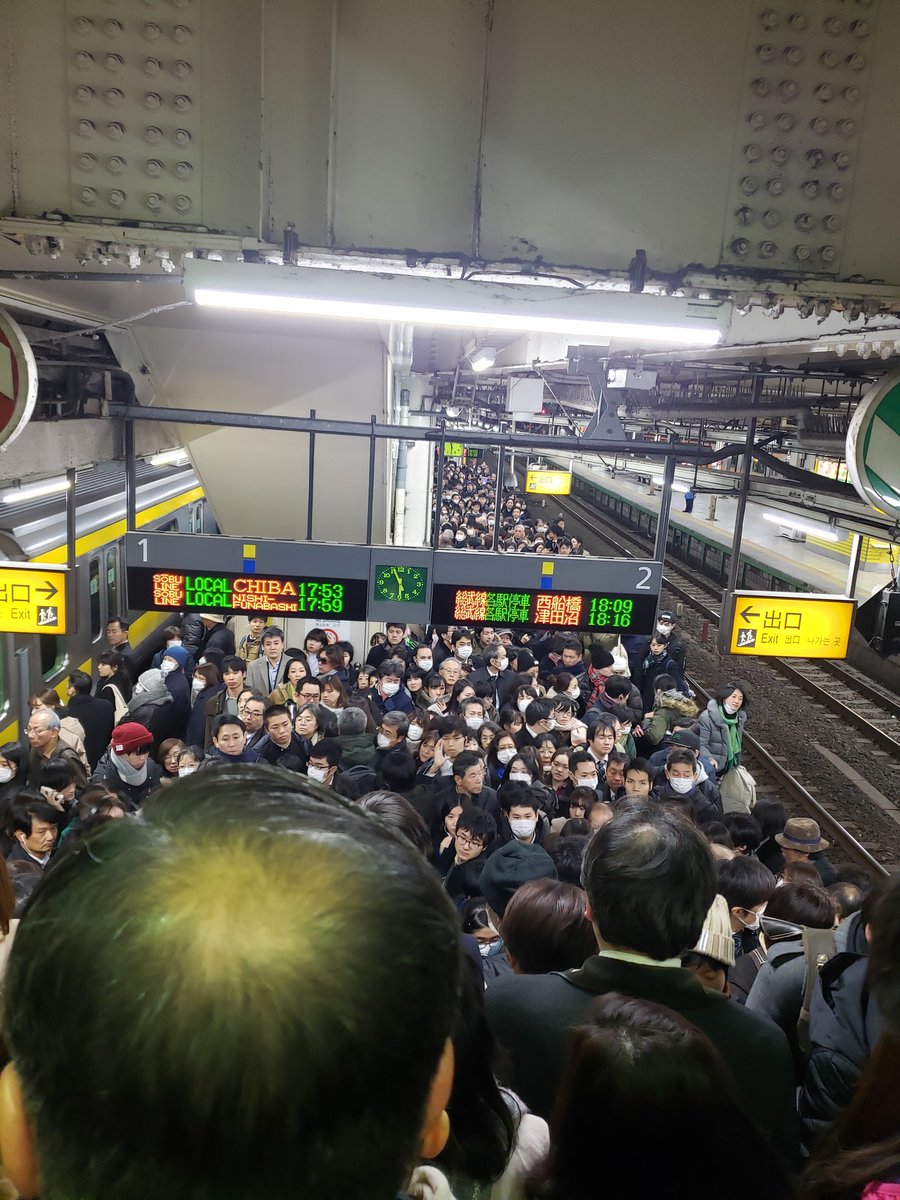 中野駅の人身事故の影響で三鷹駅が大混雑している現場画像