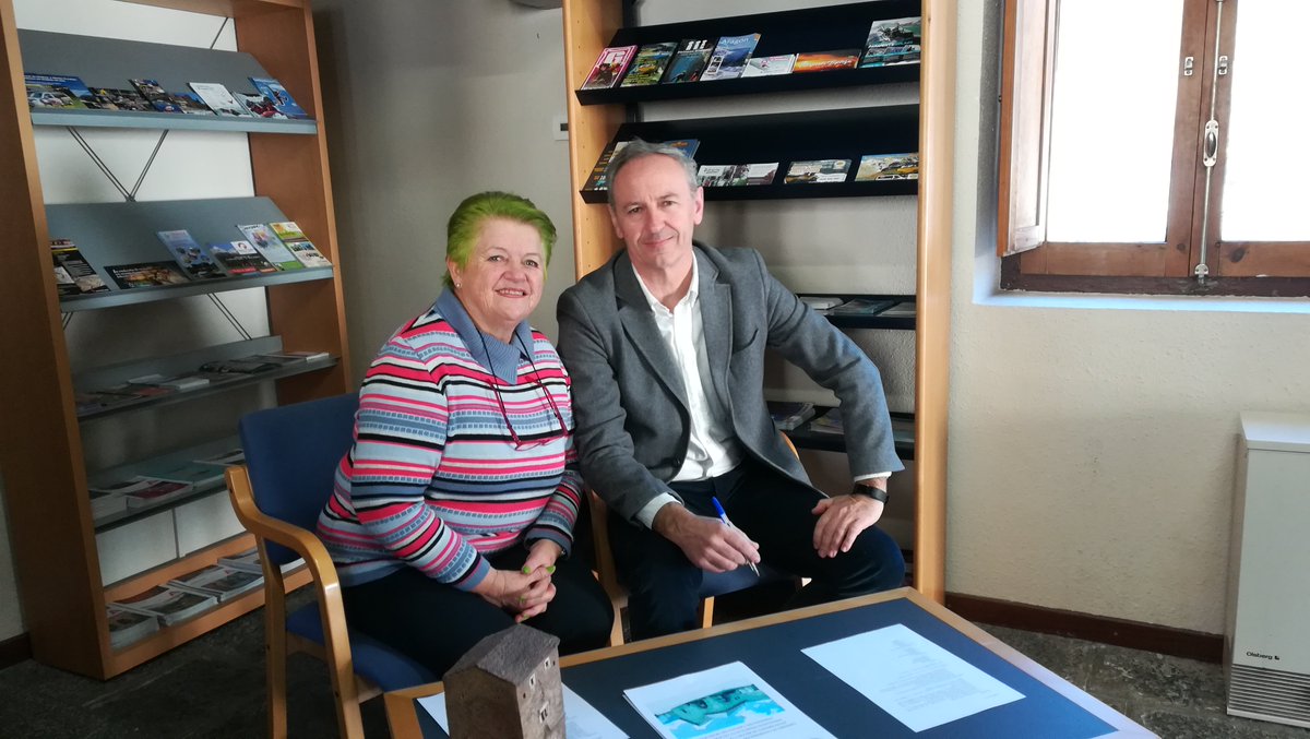 AEPAG's tweet photo. Un año más, renovamos el Convenio de Colaboración entre #AEPAG y el Ayuntamiento de #Biescas para la gestión de la Oficina de #Turismo y la dinamización del municipio.
En la foto, Lyn Briggs, presidenta de @AEPAG, y @luisestaun, alcalde de #Biescas, ayer en la firma. https://t.co/elHGJce1yu