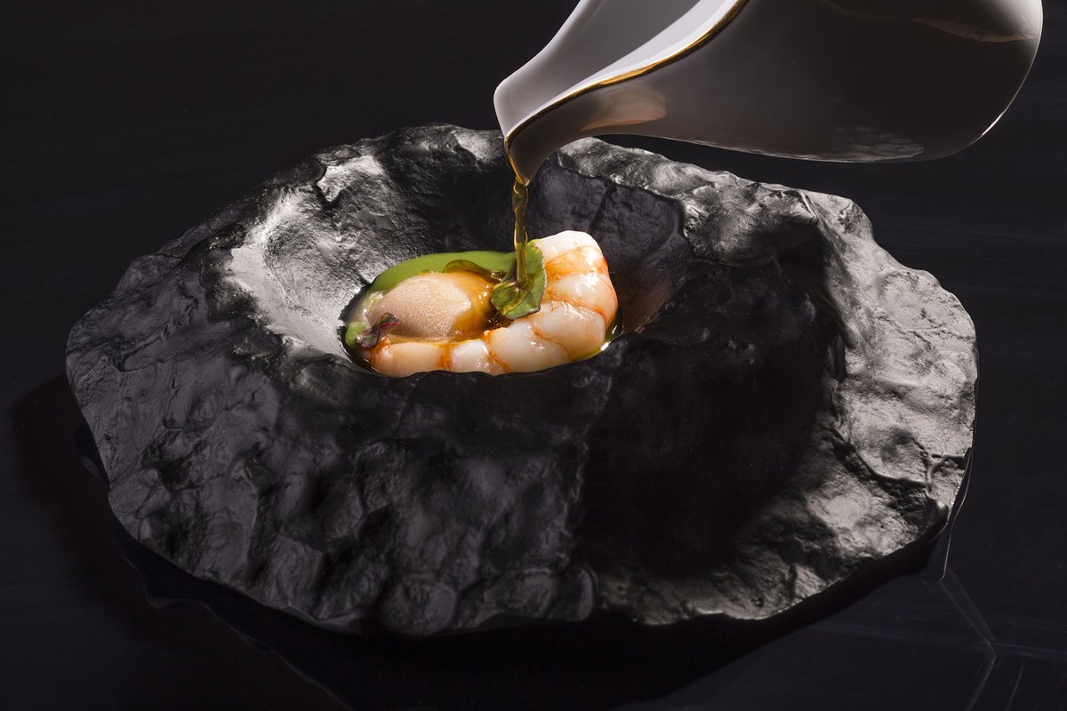 Gamba roja de Dénia, su caldo y acelgas.
º
Red prawn from Denia in their juice with chard.

#AudreysCalpe #Anábasis