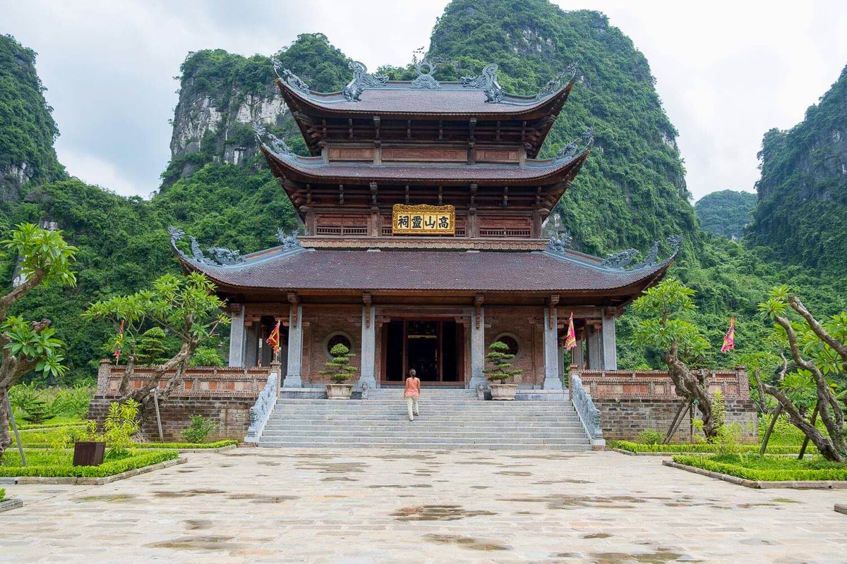 BuenosViajesAL's tweet image. Tellement beau de voir des #pagodes au milieu d&apos;une telle #nature 🎋

La région de la Baie d&apos;Halong Terrestre est superbe. Préservée et si culturelle ✨

Notre découverte sur le blog
⛰bit.ly/NinhBinhVietna…

#TamCoc #NinhBinh