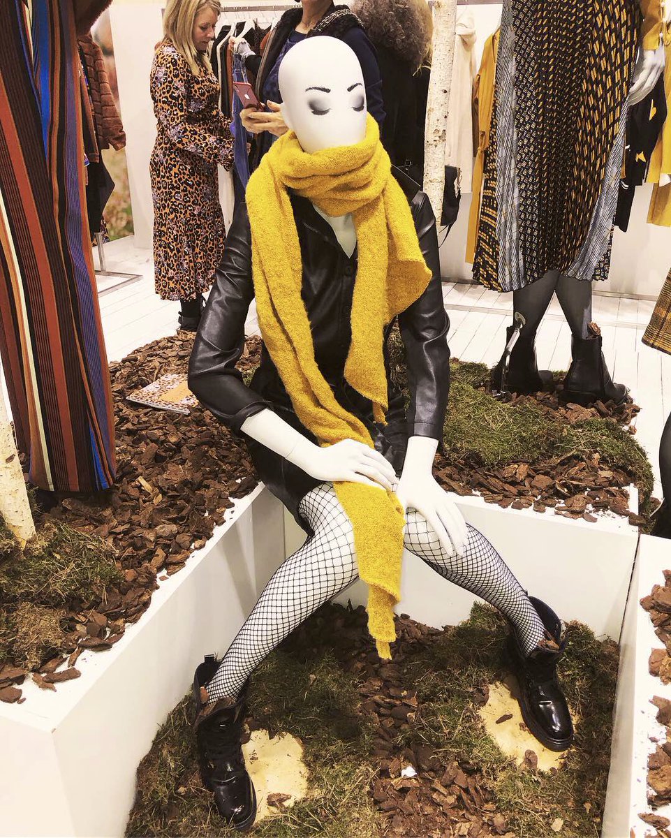 KARKALIS_COM's tweet photo. Prints all-over, ugly sock sneaker 👟 and hairy boots: EsQualo and Melvin &amp; Hamilton presented the AW trends 2019/2020 at the fashion fairs in Berlin. 👀👗👞👟👢🧥 #bfw2019 #fashion #shoes #trends #preview #fashionfair #berlin #agencylife #meeting #clients https://t.co/hRNsgjFEPL